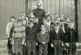 Alle Erstkommunionkinder 1964 mit Pfr. Sturm
